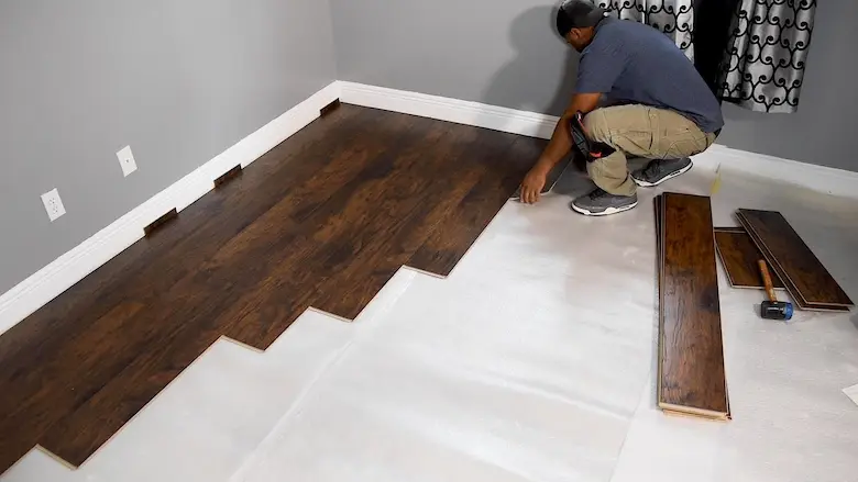 Cuánto se cobra por instalar piso laminado en Estados Unidos